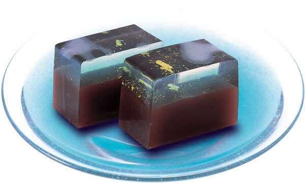 Wagashi mùa hè với màu sắc tươi mát làm dịu cơn nóng ngày hè