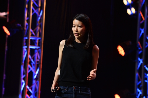 Akiko Naka trong một lần diễn thuyết tại TEDx Talks