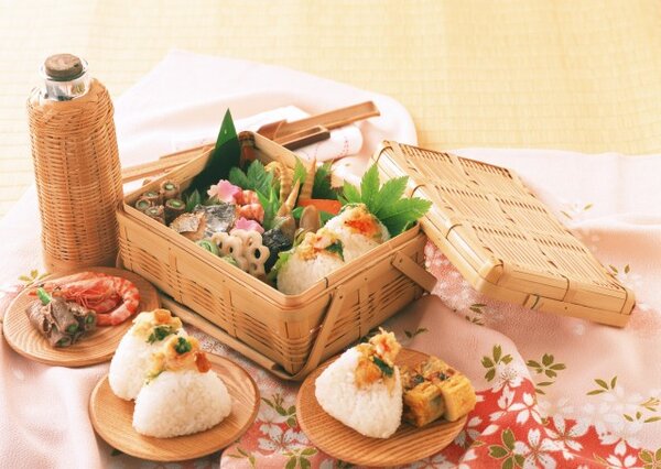 Onigiri chuẩn bị cho lễ hội hoa anh đào